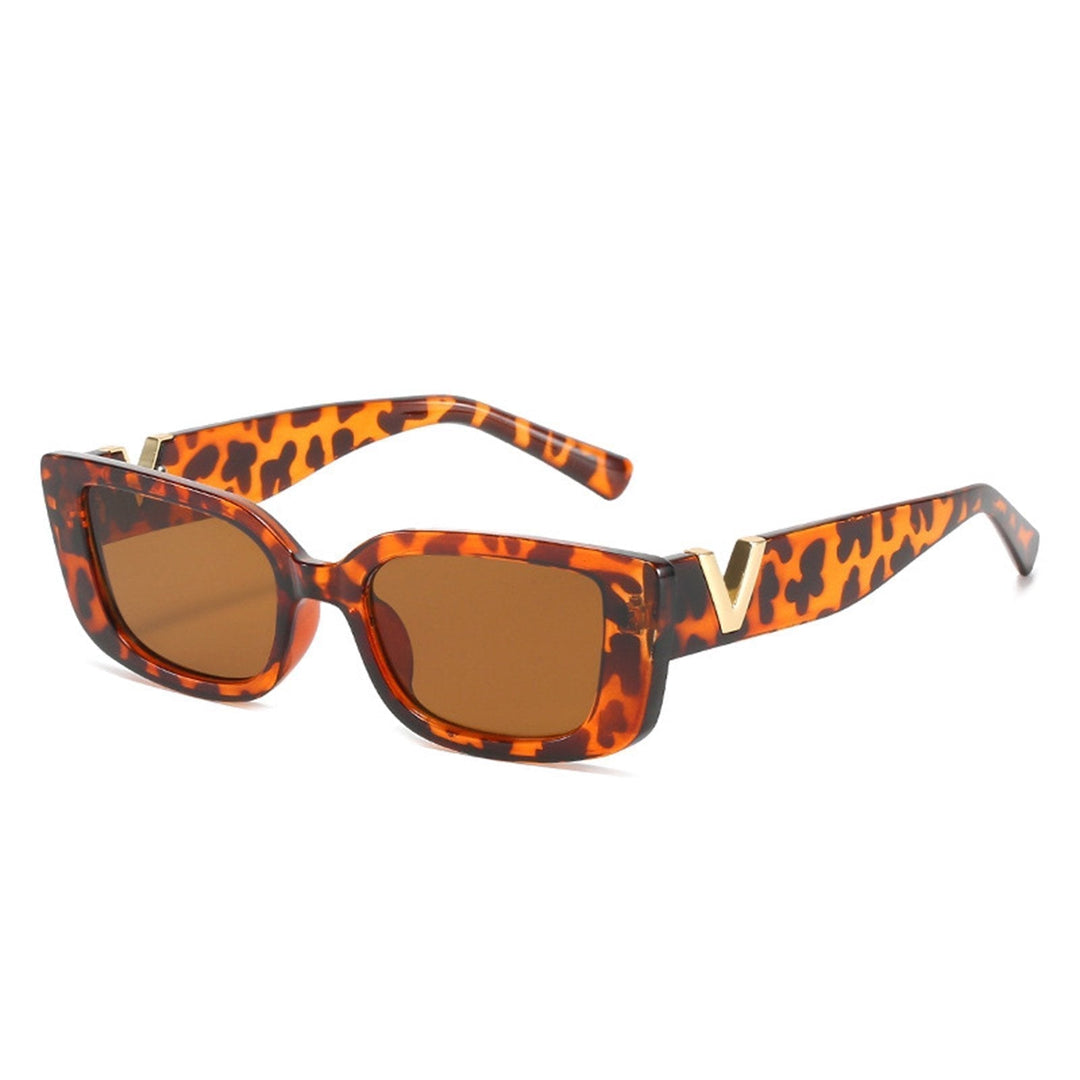 Lightweight women’s retro cat-eye sunglasses – unique design, UV400 protection, for summer 2025